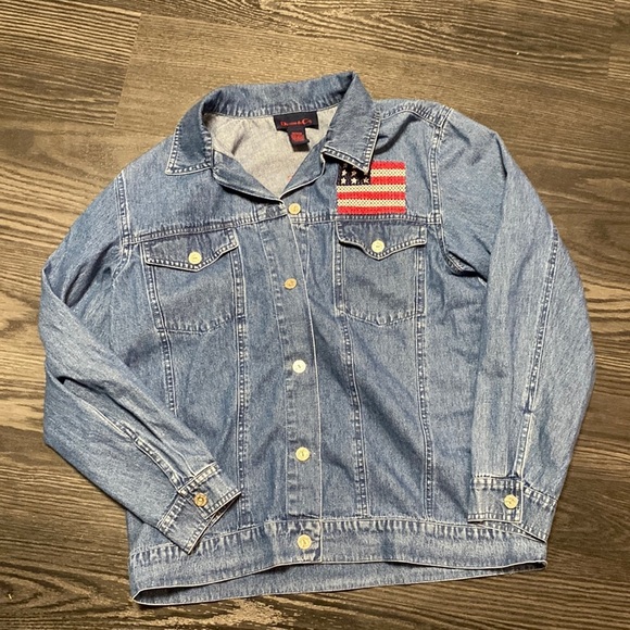 Denim&Co Tops - 🍍DENIM & CO 🍍AMERICAN FLAG 🍍BUTTON UP 🍍SIZE MED🍍
Pit to pit 21”
Length 25”
CR174